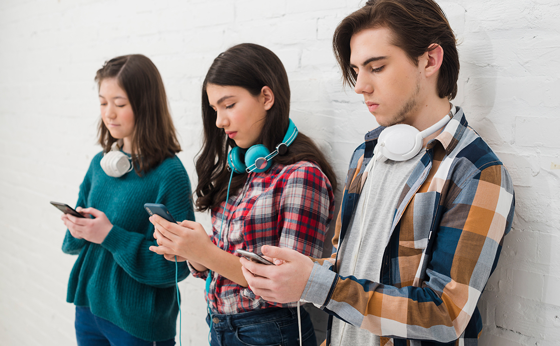 Conectados pero solos: adolescencia, tecnología y salud mental
